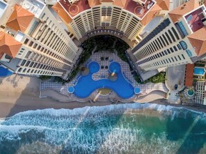 Alberca al aire libre y alberca climatizada