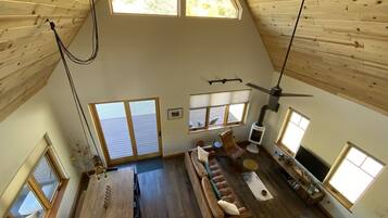 Smart-TV, peis, bøker og stereoanlegg