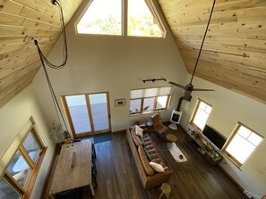 تلفزيون ذكي، مدفأة، كُتُب، ستيريو