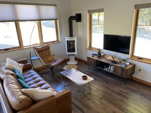 Smart-tv, een open haard, boeken en een stereo