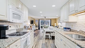 Geladeira, micro-ondas, fogão, cooktop