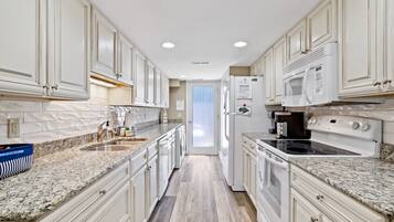 Geladeira, micro-ondas, fogão, cooktop