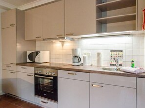 Fridge, microwave, oven, stovetop - Senwai-Hüs, Whg. 1 Braderup - Senwai-Hüs (Sylt)