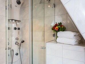 Sèche-cheveux, serviettes fournies