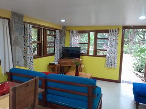 TV - Steps from the Beach, Open Plan 1000 Sqft 1 Bed KING Bed A/C INCL. (Sandy Bay)