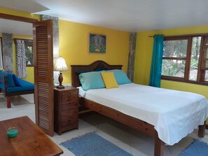 1 bedroom, free WiFi, bed sheets - Steps from the Beach, Open Plan 1000 Sqft 1 Bed KING Bed A/C INCL. (Sandy Bay)
