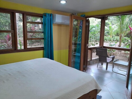 Steps from the Beach, Open Plan 1000 Sqft 1 Bed KING Bed A/C INCL.