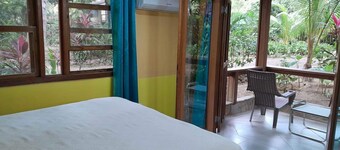 Steps from the Beach, Open Plan 1000 Sqft 1 Bed KING Bed A/C INCL.