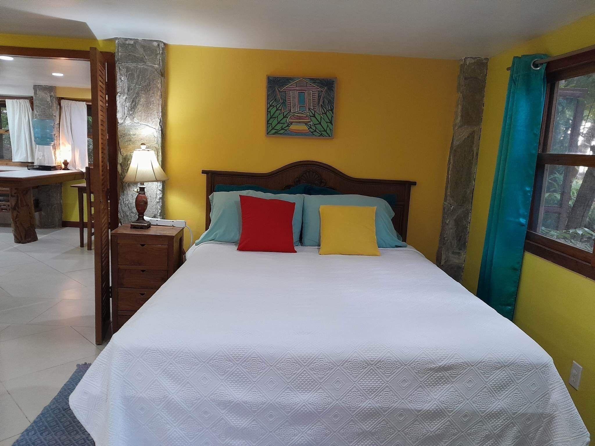 Un dormitorio con una cama, un escritorio y una silla.