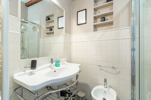 Douche, sèche-cheveux, bidet, serviettes fournies