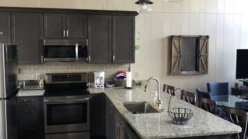 Coffee/tea maker, fridge, microwave, oven
