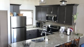 Geladeira, micro-ondas, fogão, cooktop