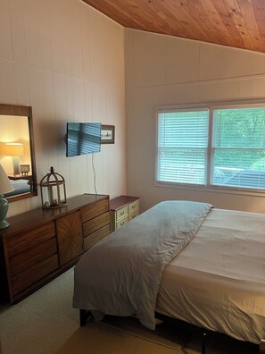 2 bedrooms, iron/ironing board, WiFi, bed sheets - Chalet - 2 king bed, 2ba, Ski, Golf, Tennis, Hike, Mountain Bike, Fish.   (Beech Mountain)