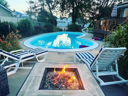 3 Bedroom Mimosa Pool Oasis, Sleeps 8, Outdoor Shower &Hot Tub.Dog & EV Friendly