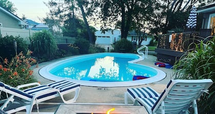 3 Bedroom Mimosa Pool Oasis, Sleeps 8, Outdoor Shower &Hot Tub.Dog & EV Friendly