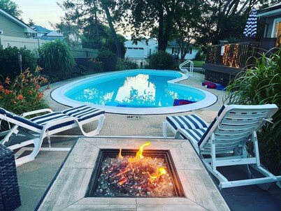 3 Bedroom Mimosa Pool Oasis, Sleeps 8, Outdoor Shower &Hot Tub.Dog & EV Friendly