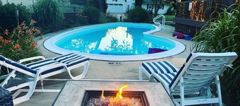 3 Bedroom Mimosa Pool Oasis, Sleeps 8, Outdoor Shower &Hot Tub.Dog & EV Friendly