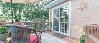 3 Bedroom Mimosa Pool Oasis, Sleeps 8, Outdoor Shower &Hot Tub.Dog & EV Friendly