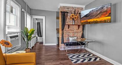 WELCOME to ELMWOOD Ave. A KING BED, Near EVERYTHING!