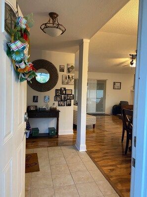 Living room - Quiet  comfortable , Cozy  Our place has been kept with love and dedication (Tampa)