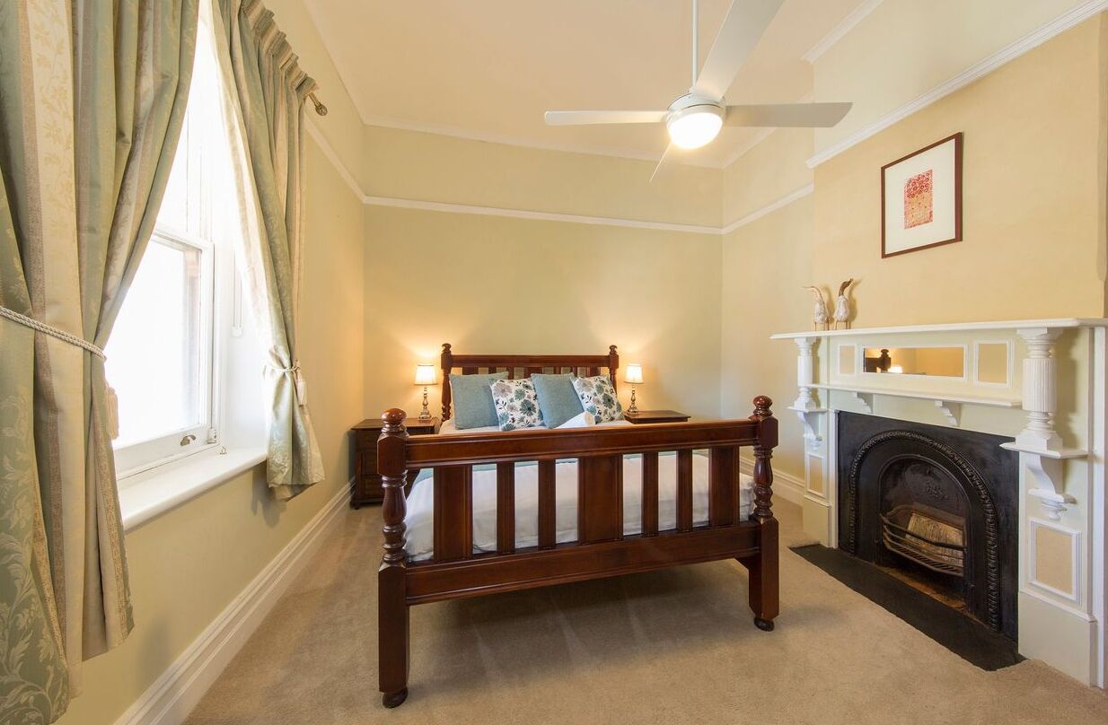 Quiet spacious hills retreat for up to six guests. 