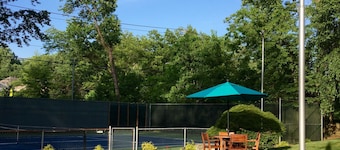 Roomy 2 Bedroom Apt. w/en Suite BA, Private Entry & Parking, Tennis Court