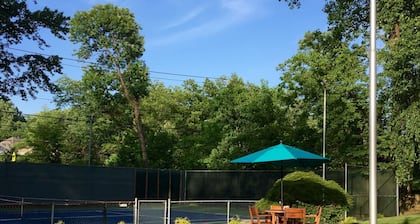 Roomy 2 Bedroom Apt. w/en Suite BA, Private Entry & Parking, Tennis Court