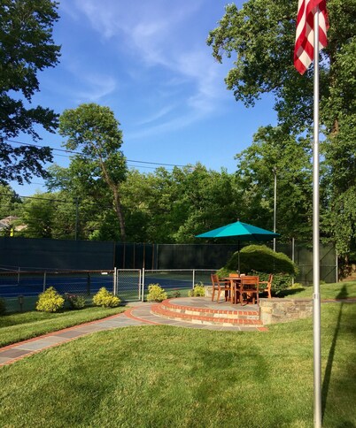 Roomy 2 Bedroom Apt. w/en Suite BA, Private Entry & Parking, Tennis Court