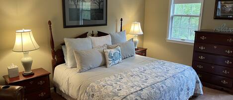 2 chambres, bureau, fer et planche à repasser, lit parapluie