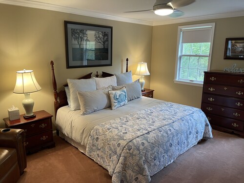 Roomy 2 Bedroom Apt. w/en Suite BA, Private Entry & Parking, Tennis Court