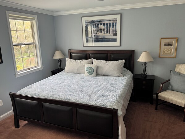 2 habitaciones, escritorio y tabla de planchar con plancha 