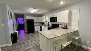 Lavavajillas, artículos de limpieza y comedor