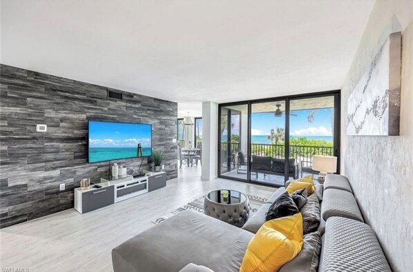 Smart TV - Luxury condo on the beach (Naples)