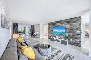 Smart TV - Luxury condo on the beach (Naples)