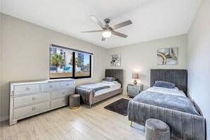 2 bedrooms, desk, iron/ironing board, WiFi - Luxury condo on the beach  (Naples)