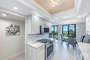 Kühlschrank, Mikrowelle, Ofen, Geschirrspüler