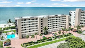 Exterior - Luxury condo on the beach  (Naples)