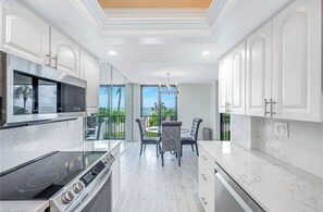 Fridge, microwave, oven, dishwasher - Luxury condo on the beach (Naples)