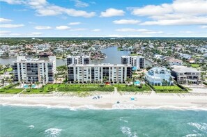 On the beach, sun-loungers, beach towels - Luxury condo on the beach (Naples)