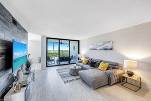 Smart TV - Luxury condo on the beach  (Naples)