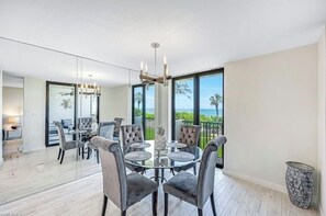 Dining - Luxury condo on the beach (Naples)