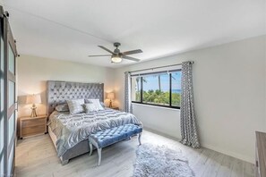 2 bedrooms, desk, iron/ironing board, WiFi - Luxury condo on the beach  (Naples)