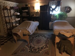 Kuumia lähteitä, aromaterapiaa, kuumakivihierontaa, syväkudoshierontaa