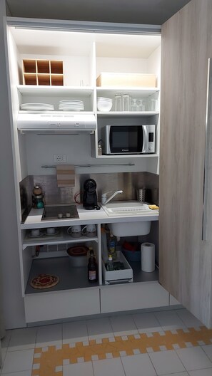 Kühlschrank, Mikrowelle, Herdplatte, Wasserkocher mit Kaffee-/Teezubehör