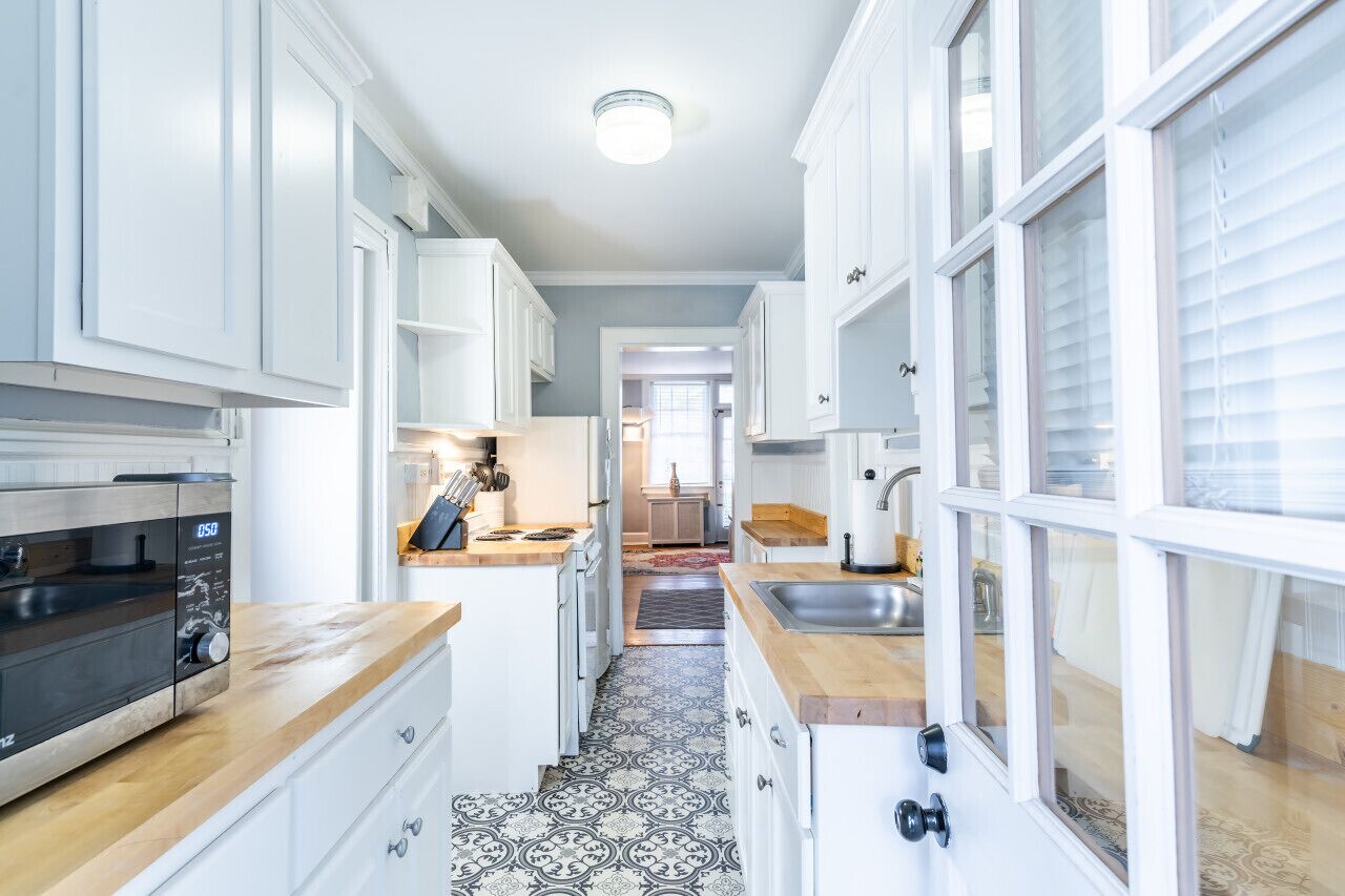 Dolly A2 · Downtown/Fisher Park Condo 2BR/1BA (1st floor)