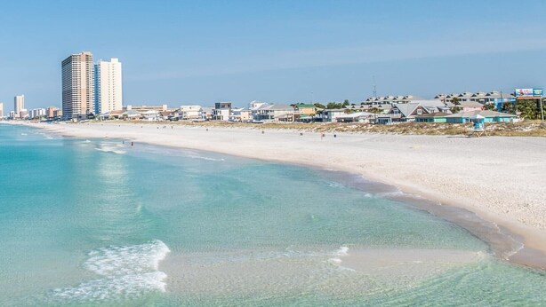 Nær stranden og solsenger
