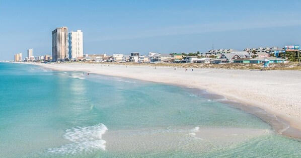 Nära stranden och solstolar