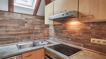 Fridge, microwave, oven, cookware/dishes/utensils