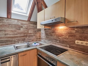 Kühlschrank, Mikrowelle, Ofen, Kochgeschirr/Geschirr/Besteck