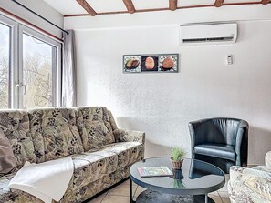 Televisie, een open haard en tafelvoetbal